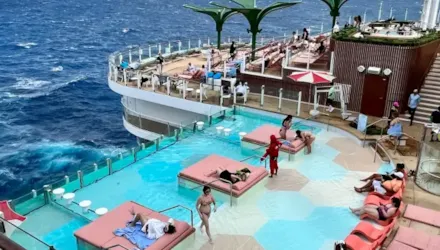 DE HIDEAWAY POOL ICON OF THE SEAS